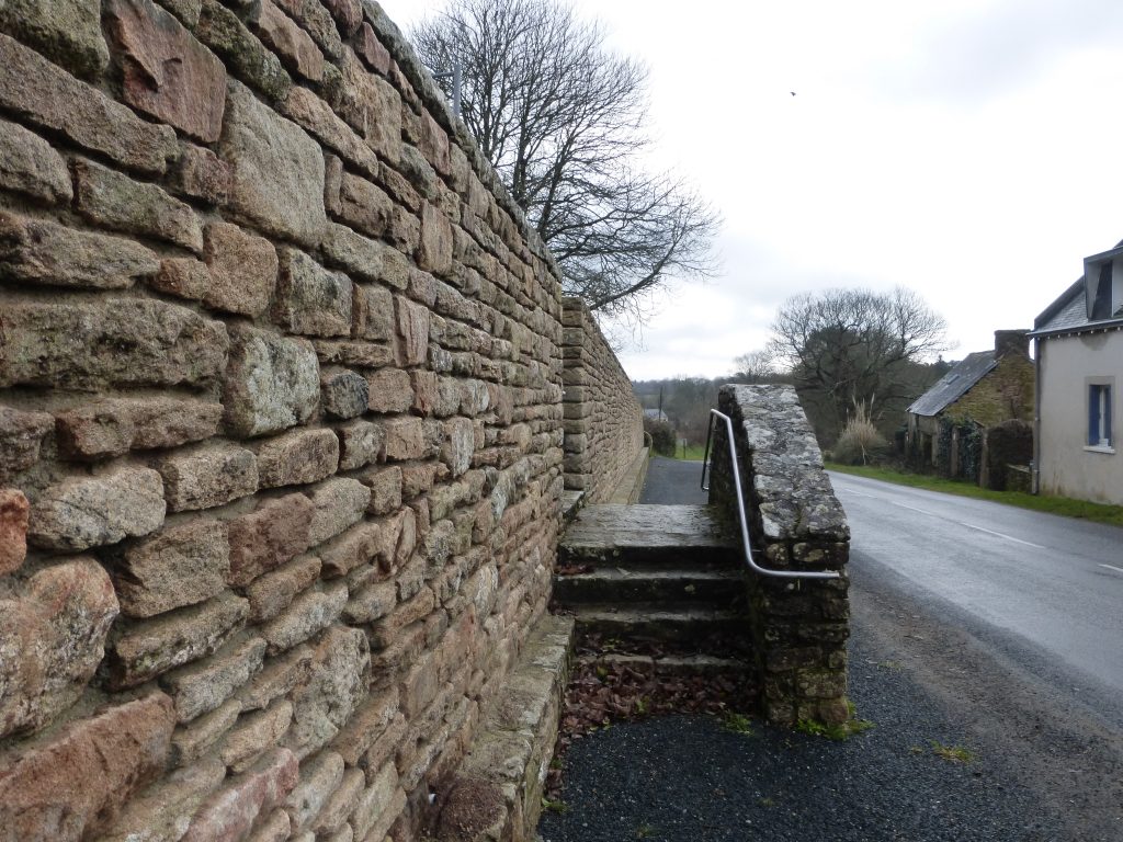 reconstruction du mur de la Chapelle des Grâces